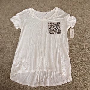 V-neck white top with cheetah print pocket